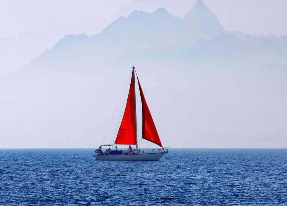 Фото: Яхта с Алыми парусами