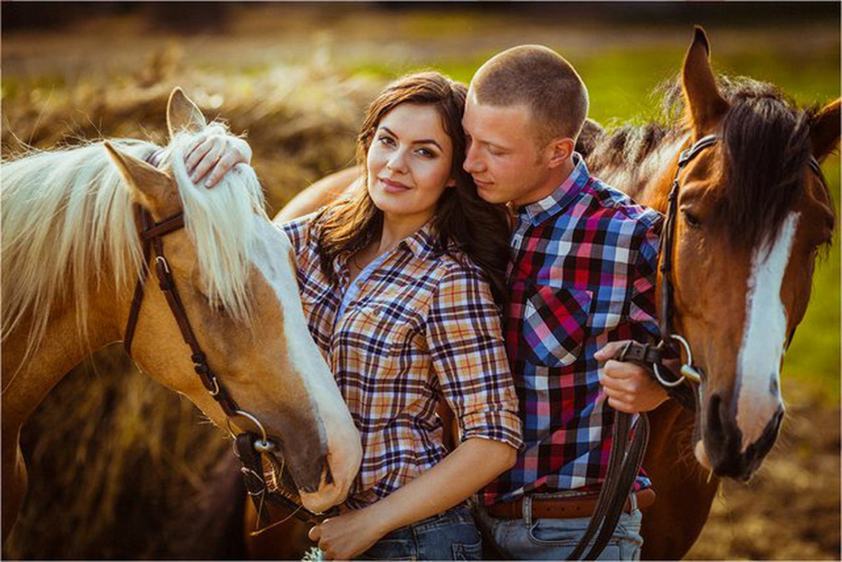 Конная прогулка для двоих. Фотосессия с лошадьми. Лошади парочка. Романтическая прогулка на лошадях.
