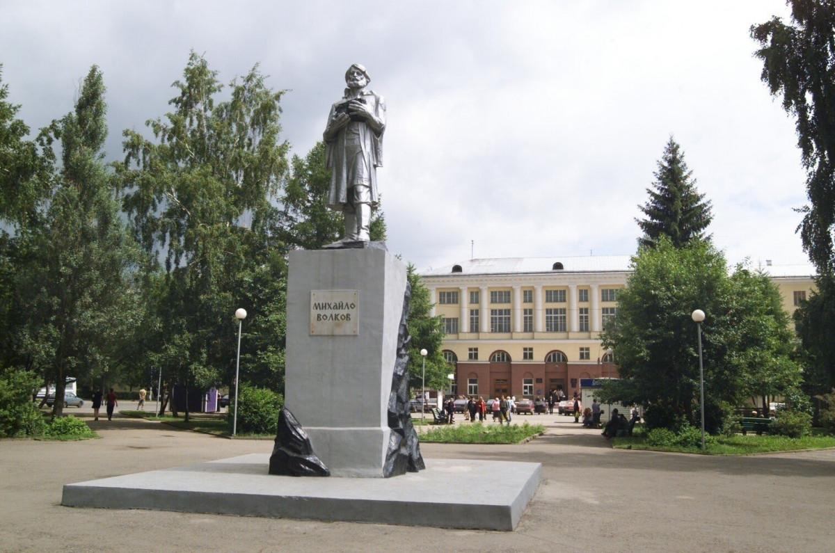 Фото: Памятник Михайло Волкову