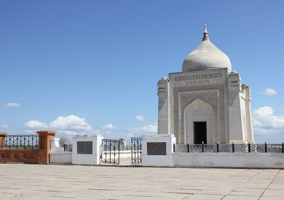 Фото: Белый мавзолей Курмангазы