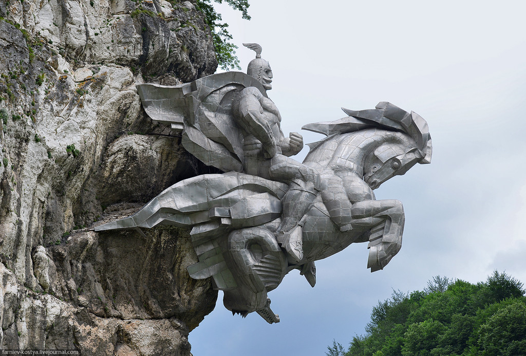 Фото: Скульптура Георгия Победоносца | всадник, выскакивающий из скалы (Алагир)