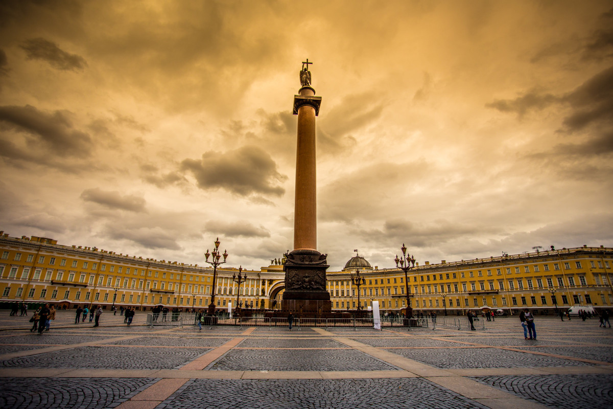 Фото: Дворцовая площадь и Александровская колонна
