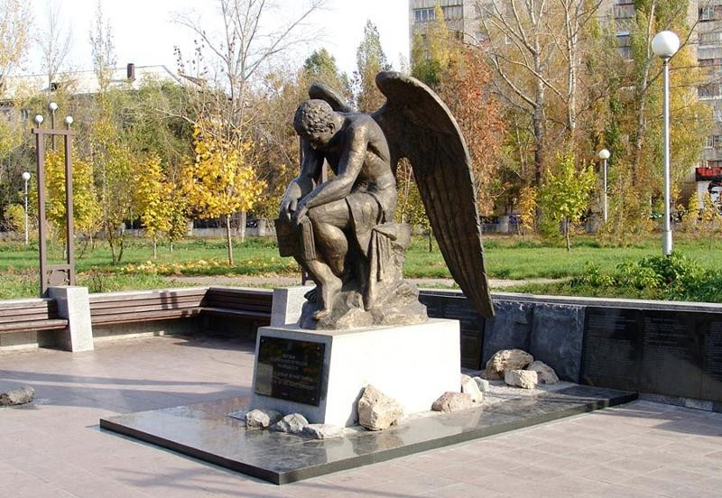 Фото: Памятник Скорбящий Ангел