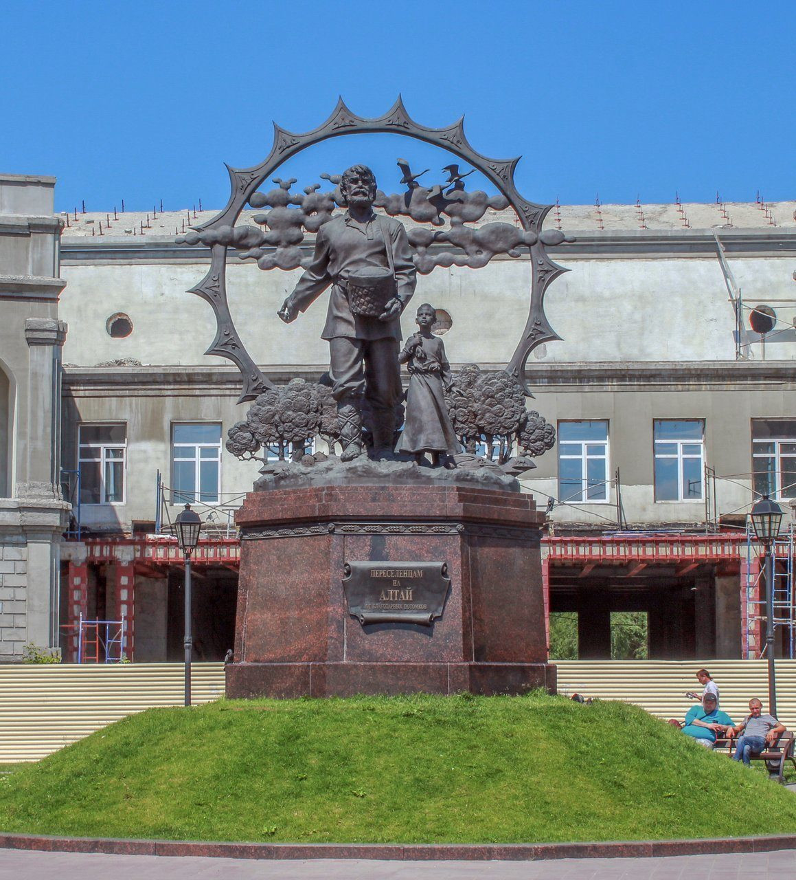 Фото: Памятник переселенцам на Алтай